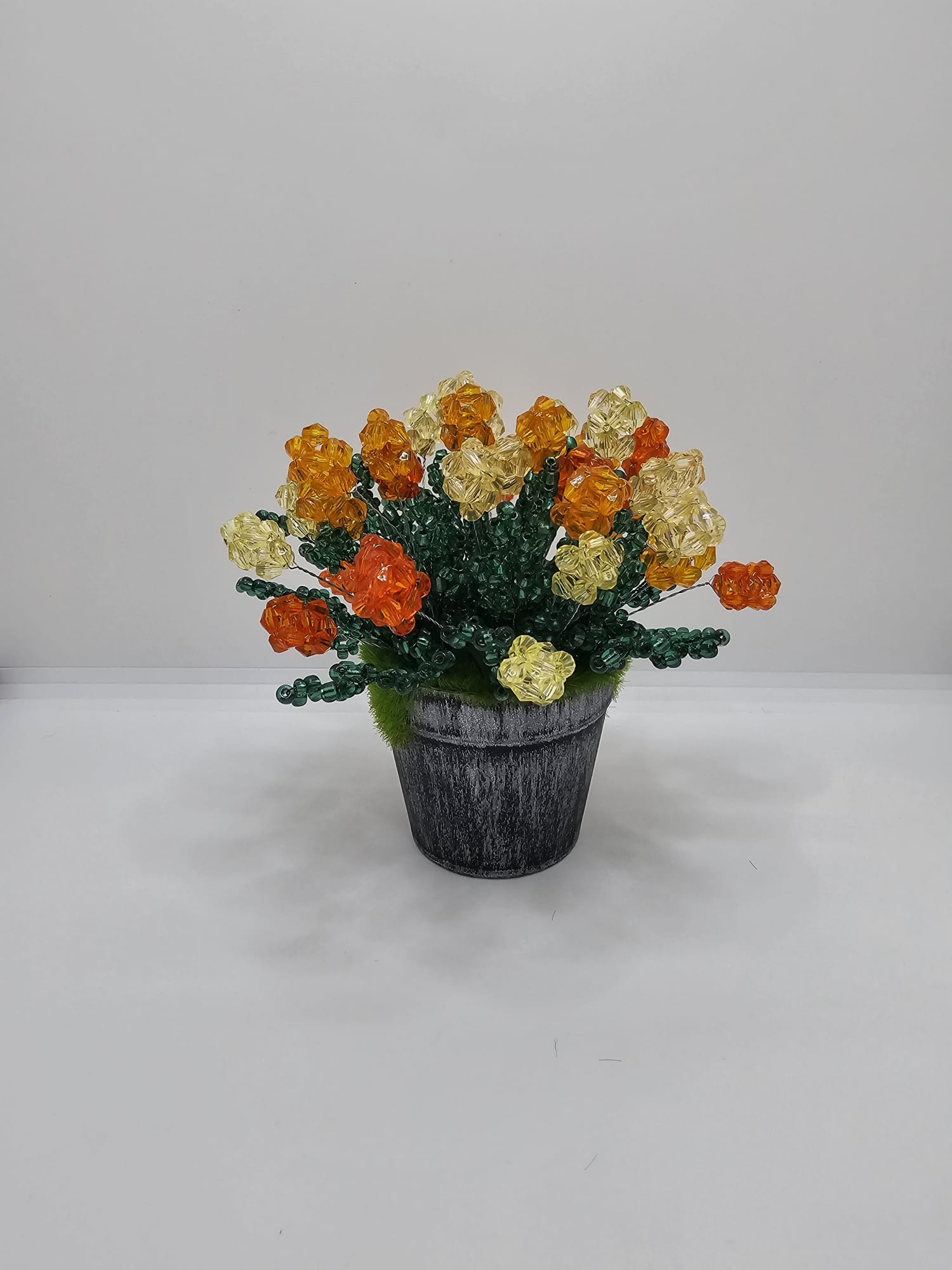 Ghiveci decorativ handmade din mărgele portocalii